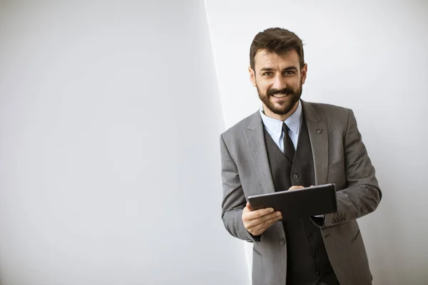 Schöner Junger Moderner Geschäftsmann Mit Digitalem Tablet Büro — Stockfoto