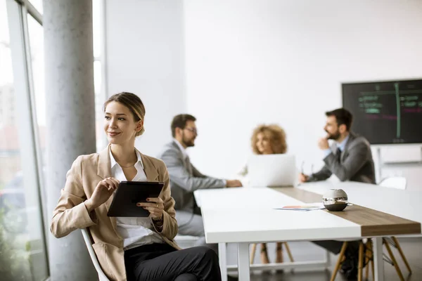 Mooie Jonge Vrouw Zit Aan Tafel Met Digitale Tablet Modern — Stockfoto