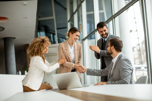 Grupo Empresarios Multiétnicos Que Trabajan Juntos Oficina — Foto de Stock