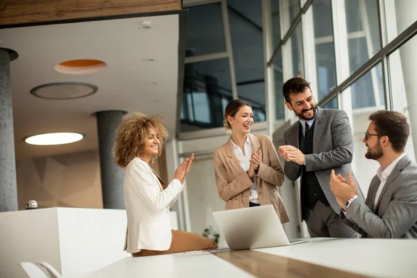 Grupo Empresarios Multiétnicos Que Trabajan Juntos Oficina — Foto de Stock