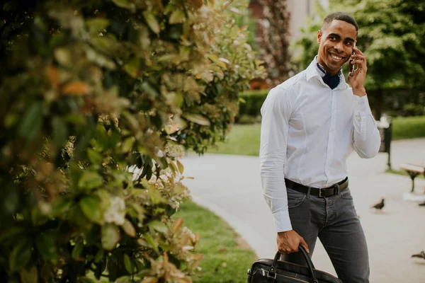 Bello Giovane Uomo Affari Afroamericano Che Utilizza Telefono Cellulare Una — Foto Stock