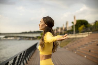 Nehir kenarında uzanan güzel genç bir kadın