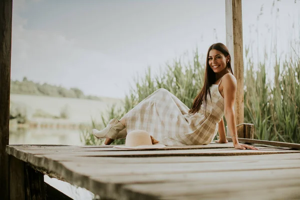 Junge Frau Entspannt Auf Holzsteg Ruhigen See — Stockfoto