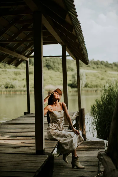 Détente Jeune Femme Sur Jetée Bois Bord Lac Calme — Photo