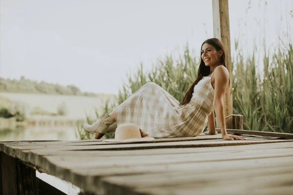 Mujer Joven Relajante Muelle Madera Lago Tranquilo — Foto de Stock