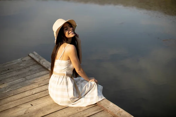 Mujer Joven Relajante Muelle Madera Lago Tranquilo — Foto de Stock