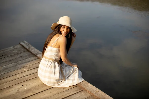 Mujer Joven Relajante Muelle Madera Lago Tranquilo —  Fotos de Stock