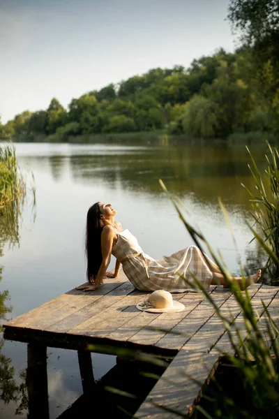 Mujer Joven Relajante Muelle Madera Lago Tranquilo — Foto de Stock