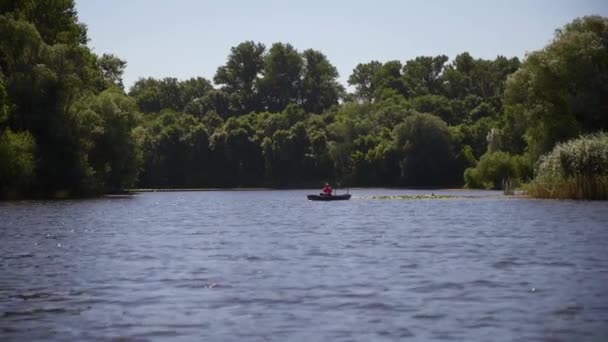 Sakin Nehirdeki Teknede Bir Balıkçı — Stok video