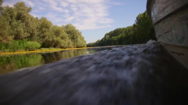 Sentier Bateau Surface Rivière Par Une Journée Ensoleillée — Video