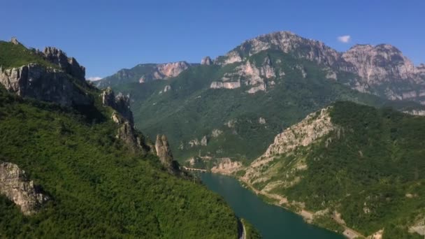 ボスニア・ヘルツェゴビナのネレトヴァ川渓谷の空中風景 — ストック動画