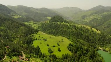 Sırbistan 'daki Tara Dağı' ndan Spajici Gölü 'ndeki hava manzarası