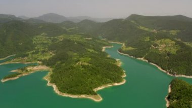 Sırbistan 'daki Tara Dağı' ndan Zaovine Gölü 'nün hava manzarası