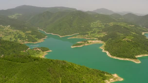 Vista aérea no lago Zaovine da montanha Tara, na Sérvia — Vídeo de Stock