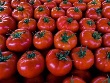 Piyasada bir grup taze domates
