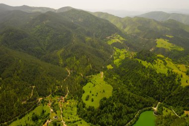 Sırbistan 'daki Tara Dağı' ndan Spajici Gölü 'ndeki hava manzarası