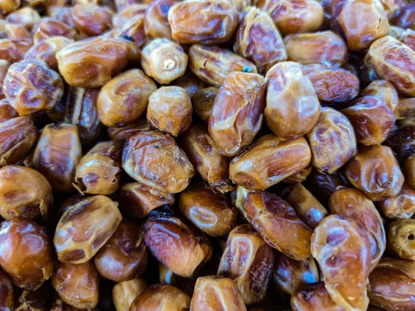 Haufen Leckerer Trockener Datteln Auf Dem Markt — Stockfoto