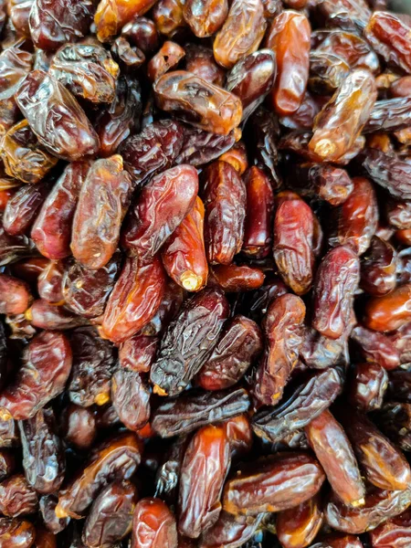 Haufen Leckerer Trockener Datteln Auf Dem Markt — Stockfoto