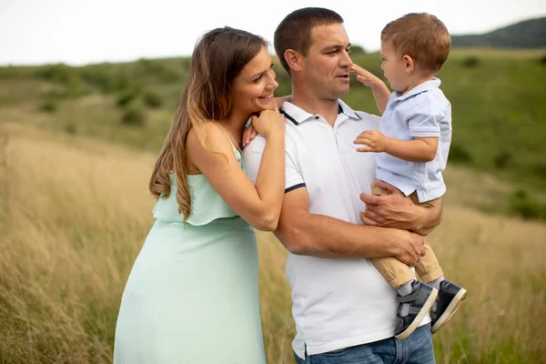 Família Jovem Com Menino Bonito Divertindo Livre Campo Verão — Fotografia de Stock