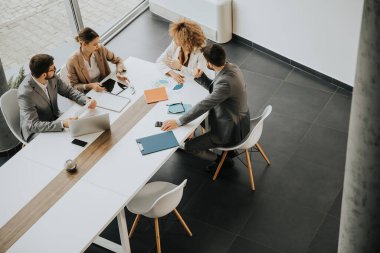 Ofiste birlikte çalışan çok ırklı iş adamlarının genel bakış açısı