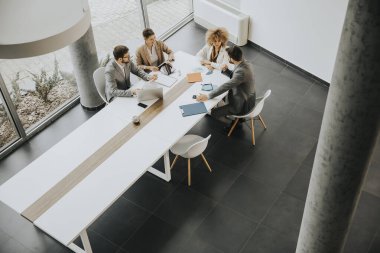 Ofiste birlikte çalışan çok ırklı iş adamlarının genel bakış açısı