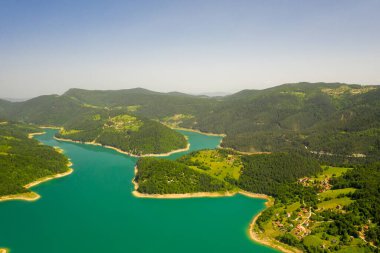 Sırbistan 'daki Tara Dağı' ndan Zaovine Gölü 'nün hava manzarası
