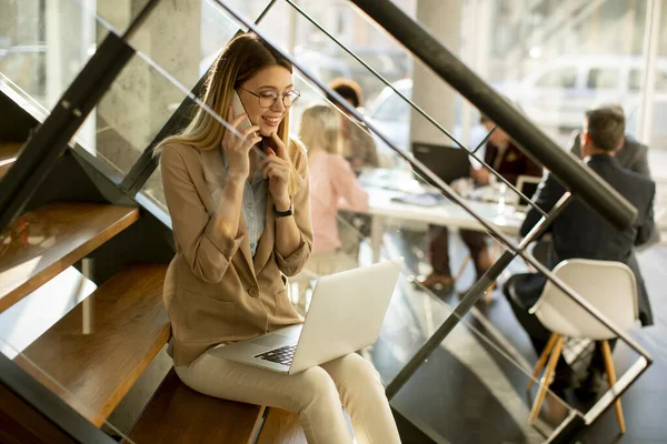 Mulher Bonita Sentada Nas Escadas Com Laptop Usando Telefone Celular — Fotografia de Stock