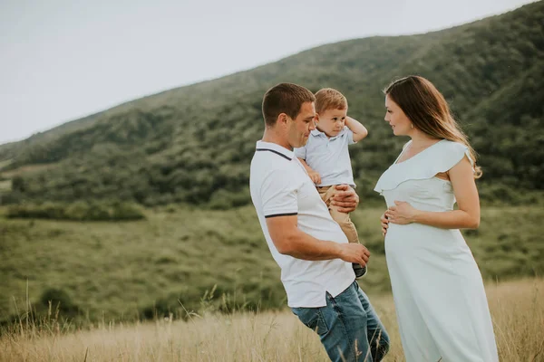 Genç Bir Aile Küçük Tatlı Bir Çocuk Yaz Tarlasında Eğleniyorlar — Stok fotoğraf