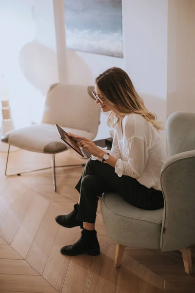 Söt Ung Leende Brunett Kvinna Sitter Stol Med Digital Tablett — Stockfoto