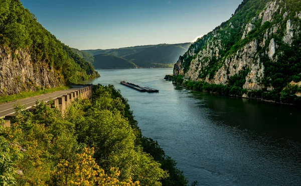 Uitzicht Vrachtschip Bij Donau Kloof Djerdap Aan Servisch Roemeense Grens — Stockfoto