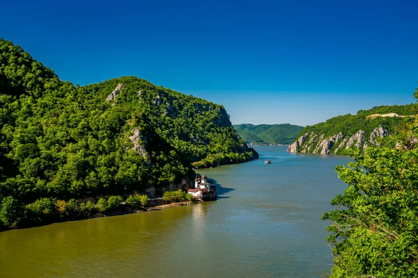 俯瞰多瑙河罗马尼亚一侧的Mraconia修道院 — 图库照片