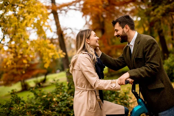 Beau Jeune Couple Dans Parc Automne Avec Vélo Électrique — Photo