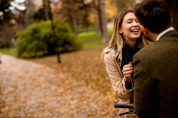 Hermosa Pareja Joven Parque Otoño Con Bicicleta Eléctrica — Foto de Stock