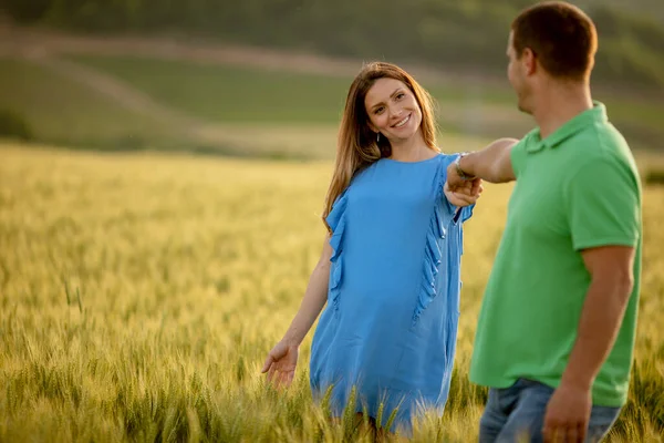 Romantisches Paar Händchen Haltend Auf Einem Sommerfeld — Stockfoto