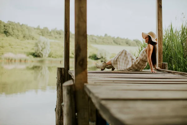 Relaxante Jovem Mulher Cais Madeira Lago Calmo — Fotografia de Stock