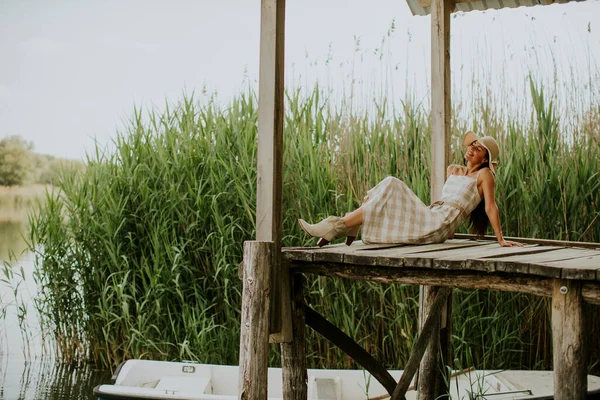 Sakin Gölün Kıyısındaki Tahta Iskelede Rahatlatıcı Genç Bir Kadın — Stok fotoğraf