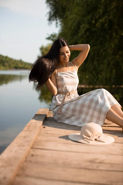 Relaksująca Młoda Kobieta Drewnianym Pomoście Nad Spokojnym Jeziorem — Zdjęcie stockowe