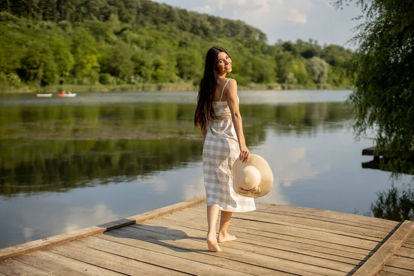 Relajante Joven Mujer Pie Muelle Madera Lago Tranquilo — Foto de Stock