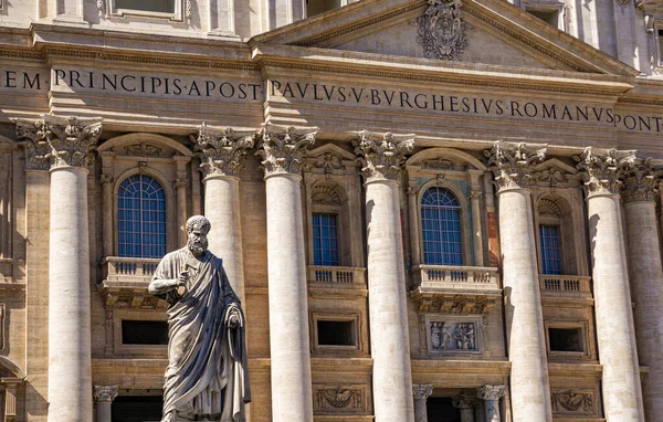 在梵蒂冈 圣彼得女神像拿着天堂的钥匙 Giuseppe Fabris 1840年制作的雕像 — 图库照片