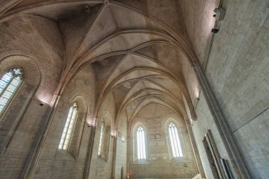AVIGNON, FRANCE - 28 Nisan 2019: Avignon, Fransa 'daki Palais des Papes' in İçişleri. Avrupa 'nın en büyük ve en önemli ortaçağ Gotik binalarından biridir..