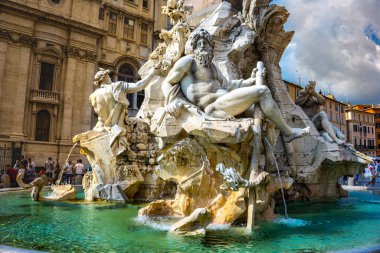 ROME, ITALY - 24 Eylül 2018: Roma, İtalya 'daki Piazza Navona' daki Dört Nehir Çeşmesi (Fontana dei Quattro Fiumi). Piazza Navona, Avrupa Birliği 'nin en çok ziyaret edilen üçüncü kenti olan Roma' da popüler bir yerdir..