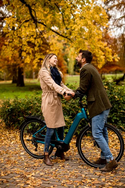 Bonito Jovem Casal Parque Outono Com Bicicleta Elétrica — Fotografia de Stock