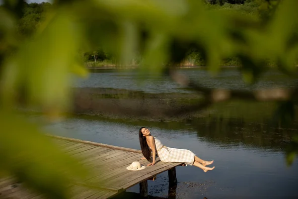 Junge Frau Entspannt Auf Holzsteg Ruhigen See — Stockfoto