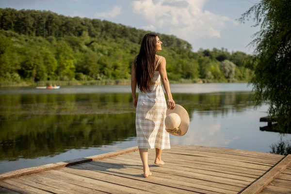 Relaxační Mladá Žena Stojící Dřevěném Molu Klidného Jezera — Stock fotografie