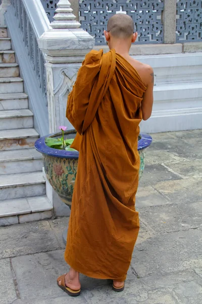 Bangkok Thailand Ianuaria 2012 Călugăr Neidentificat Palatul Regal Din Bangkok — Fotografie, imagine de stoc