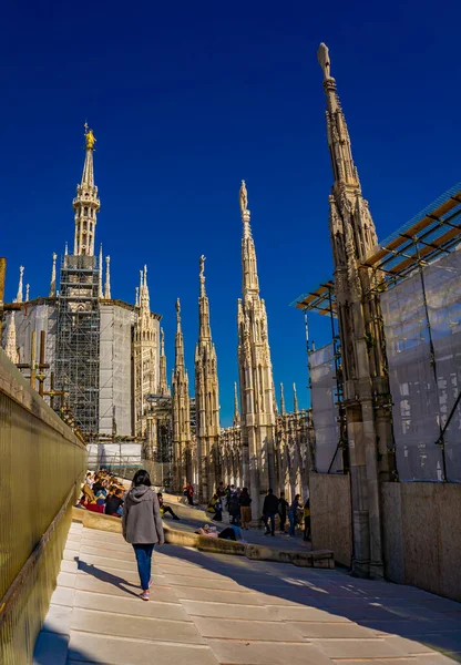 意大利 2019年4月15日 意大利米兰大教堂 Duomo Milano 屋顶上身份不明的人 这座107米高的大教堂是献给圣母玛利亚的 — 图库照片