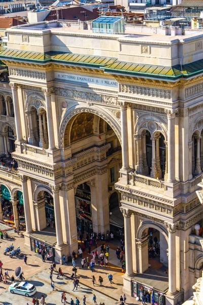 Milan Włochy Kwiecień 2019 Niezidentyfikowani Przez Gallerię Vittorio Emanuele Mediolanie — Zdjęcie stockowe