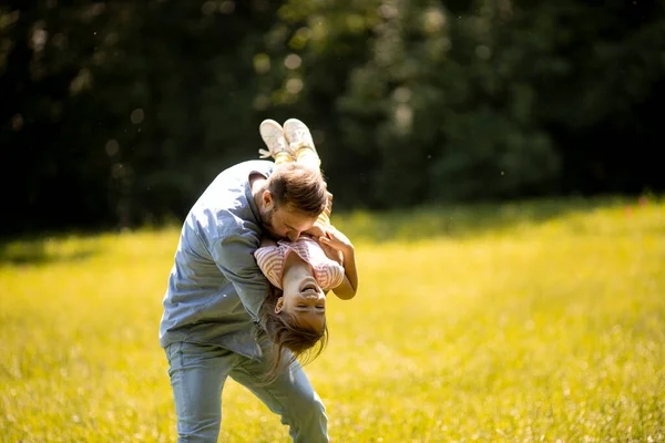 Far Med Söt Liten Dotter Som Har Roligt Gräset Parken — Stockfoto