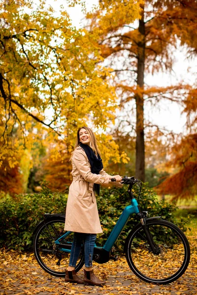 Jolie Jeune Femme Avec Vélo Électrique Dans Parc Automne — Photo