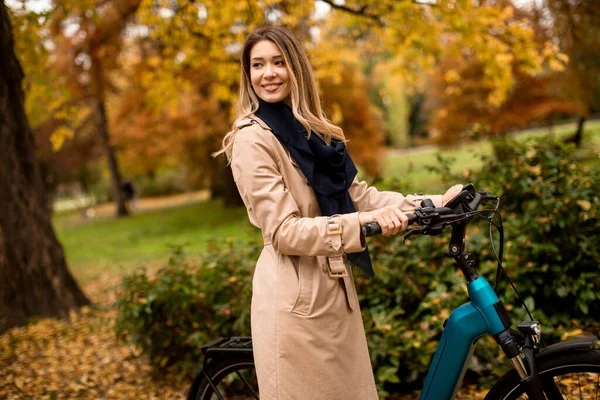 Mujer Joven Bonita Con Bicicleta Eléctrica Parque Otoño —  Fotos de Stock